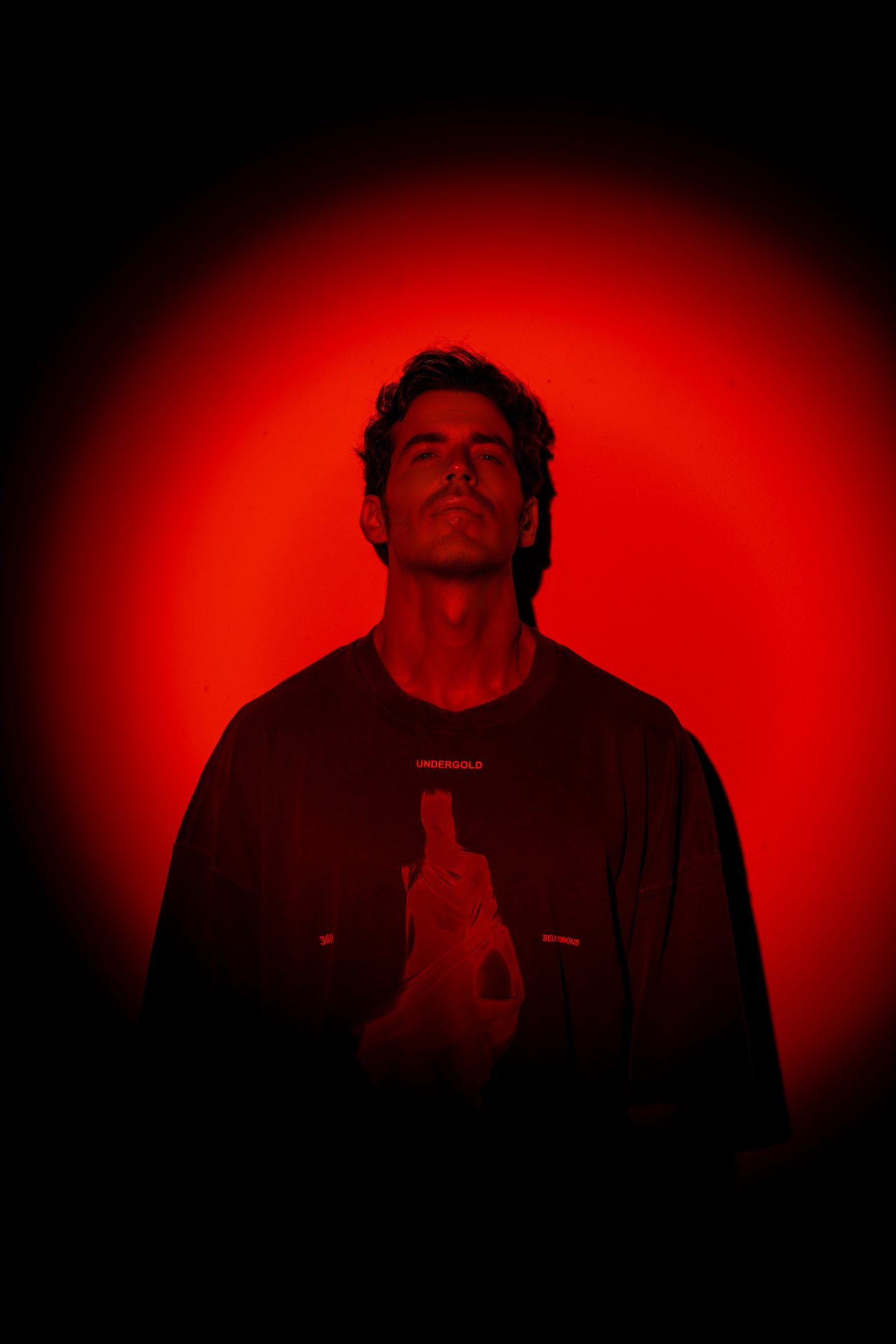 Retrato de Arodes iluminado en rojo